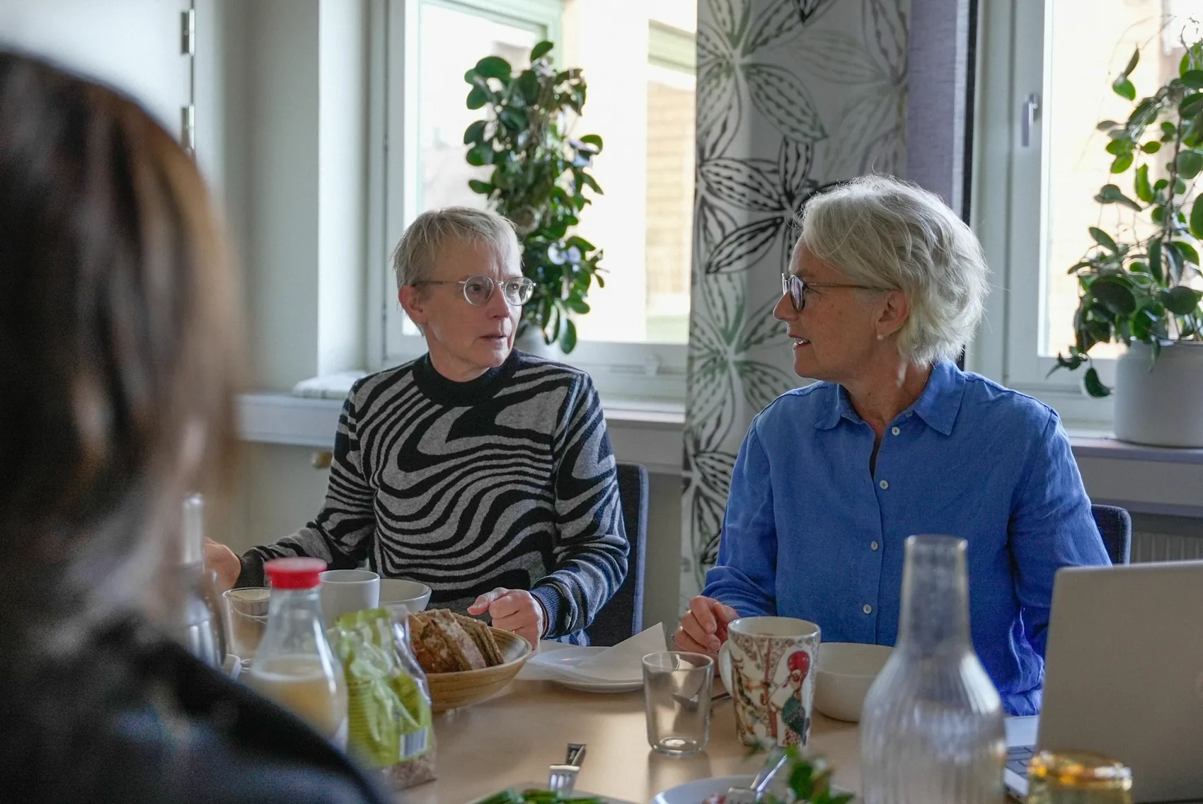 Två delägare i samtal under ett coachmöte i konferensrummet