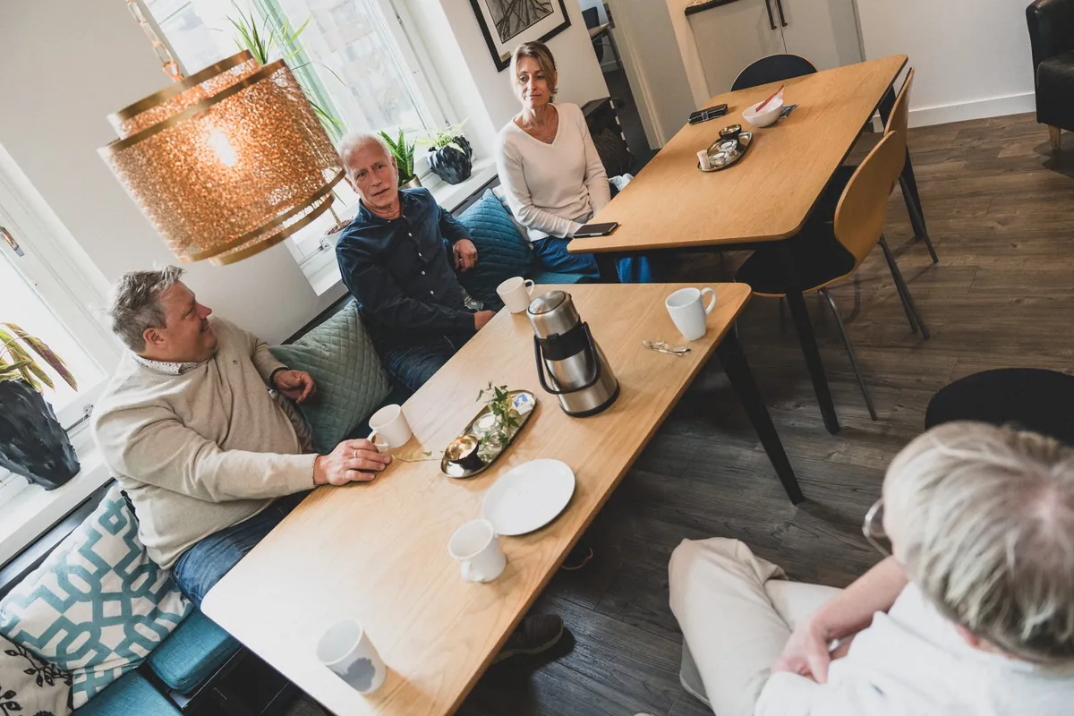 Fika i det gemensamma köket, sett ovanifrån