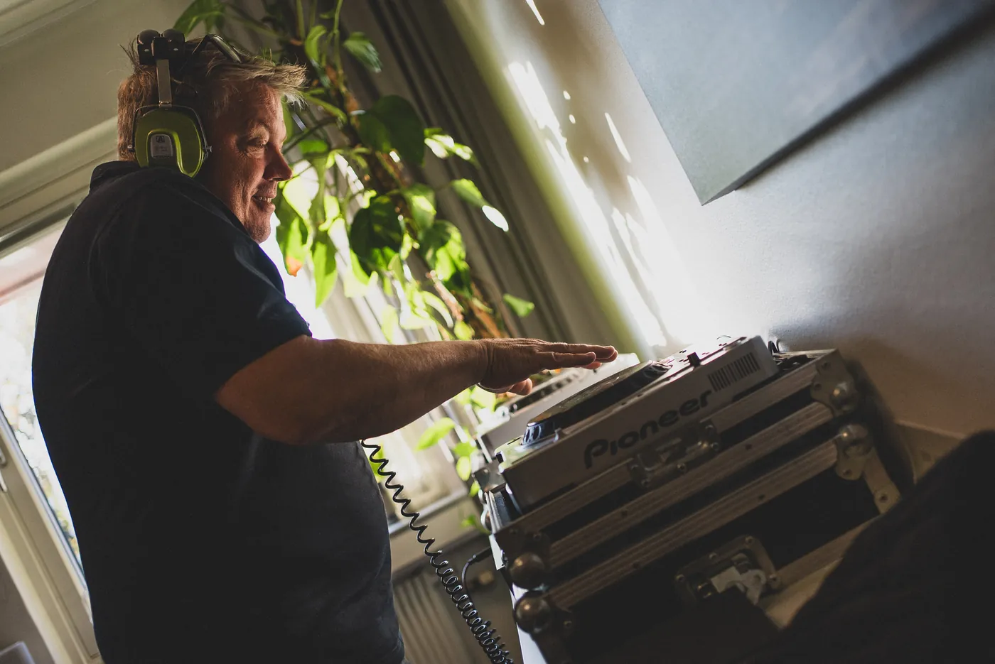 Lars Kotz, Kotz Utbildning, med hörlurar vid sin gamla DJ-utrustning på kontoret
